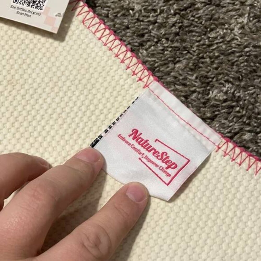 Novelty Lip Rug - Picture 4 of 5